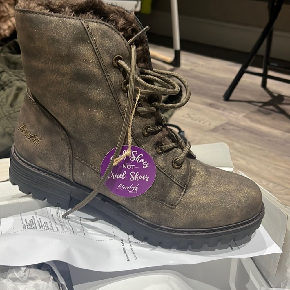 Combat boots with fur lining